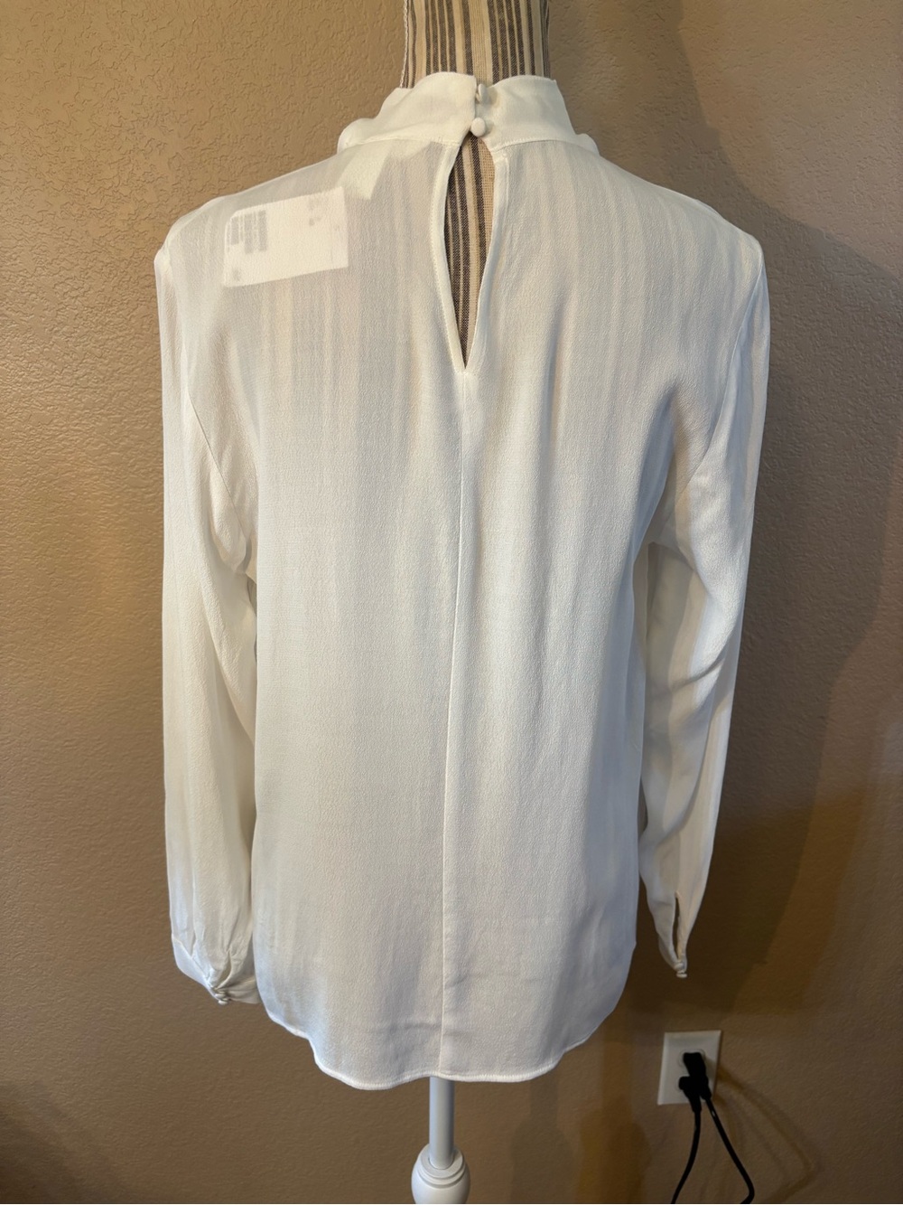 NWT H&M Blouse Size 6 Ivory Cowl Neck Long Sleeve Flowy Classy 2-Button Close - Picture 6 of 15